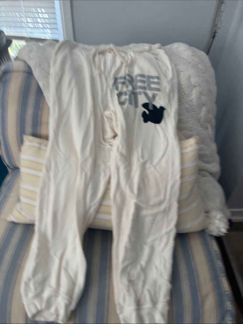 freecity cream  Sweatpants with Graphic Logo xl - Picture 4 of 5